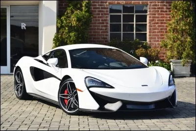 Vous avez s&ucirc;rement reconnu cette voiture. Si vous ne l'avez pas reconnue, cette auto est une McLaren. Quel mod&egrave;le est-ce ?