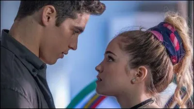 À la fin de la saison 1 est-ce que Mia et Alvaro sortent ensemble ?