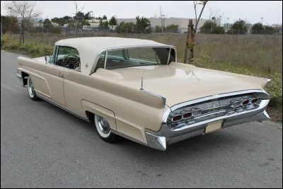 Quelle est cette luxueuse voiture ?