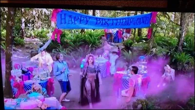 Quand Audrey arrive à l'anniversaire que fait-elle ?