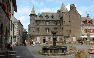 Quel est le nom de ce village du Cantal donnant son nom à une célèbre race de vaches ?