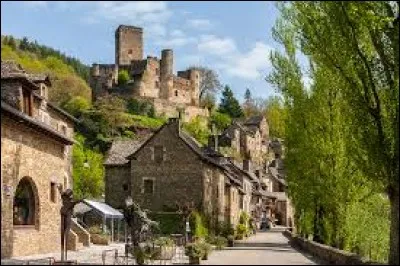 Quel est le nom de ce village d'Aveyron se trouvant au pied d'un château fort ?