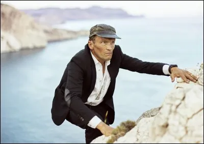 Ecrivain et voyageur, il est l'auteur de "S'abandonner à vivre", "Dans les forêts de Sibérie", "Un été avec Homère" : il se prénomme ...