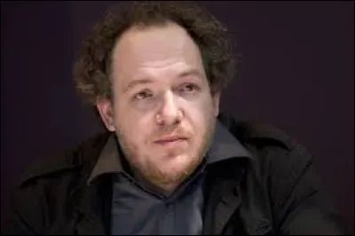 Cet écrivain, auteur de "Parle-leur de batailles, de rois et d'éléphants", de "Boussole" prix Goncourt 2015, c'est ... Enard.