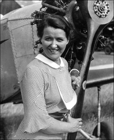 Cette pionnière de l'aviation, détentrice de nombreux records de vitesse et de distance d'altitude dans les années 30, c'est ... Hilsz.
