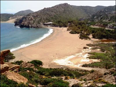 Quelle maladie peut-être engendrée à long terme par une trop forte exposition non protégée aux rayonnements solaires ?