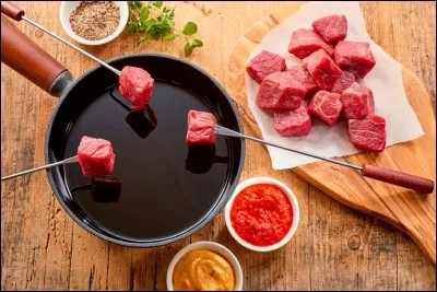 Quel aliment plongez-vous dans l'huile lors d'une fondue bourguignonne ?