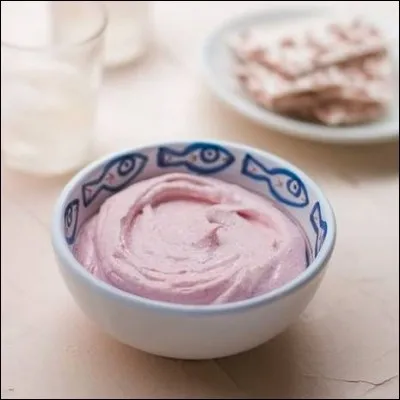 Quel mot d'origine grecque désigne la pâte onctueuse, à base d'ufs de poisson pilés avec de l'huile d'olive et arrosée de citron ?