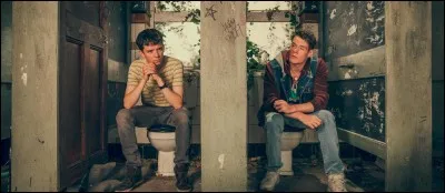 Que fait Otis envers les autres élèves du lycée ?