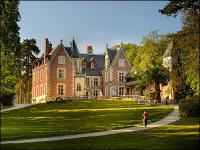 Dans quelle ville française se situe le célèbre château du Clos-Lucé ?