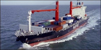 Ce navire transporte plusieurs centaines de conteneurs, remplis de marchandises. De quel type de navire s'agit-il ?