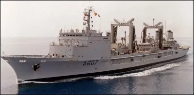 Ce navire est charg&eacute; de ravitailler les autres b&acirc;timents en carburant, en nourriture, en mat&eacute;riaux divers. Quelle force arm&eacute;e poss&egrave;de ce genre de bateau ?