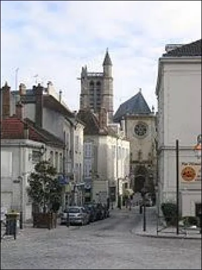 Melun est une ville d'Île-de-France, préfecture du département 77.