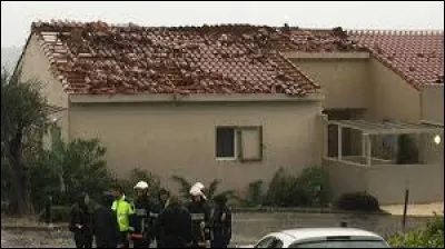 De violentes ______________ ont endommagé cette toiture.