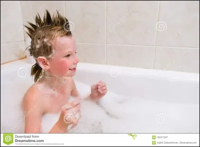 Il est 18h00, c'est l'heure du bain, Théo te demande ton aide pour lui laver ses cheveux ; soudain, pour s'amuser, il te met du shampoing dans tes yeux ! Que fais-tu ?