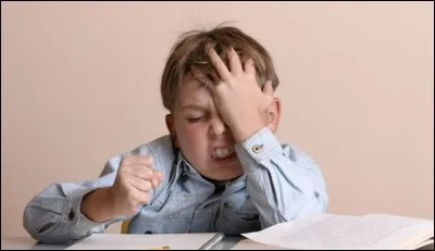 Tu joues sur ton portable, soudain Théo te demande de l'aide pour faire ses devoirs car il est bloqué sur les additions ! Que fais-tu ?