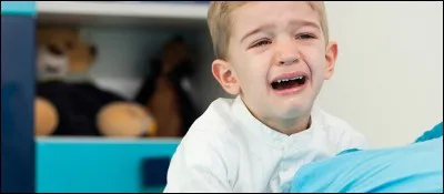 Tu es en train de coucher Léa, soudain tu entends Théo pleurer car il a fait un cauchemar ! Comment réagis-tu ?