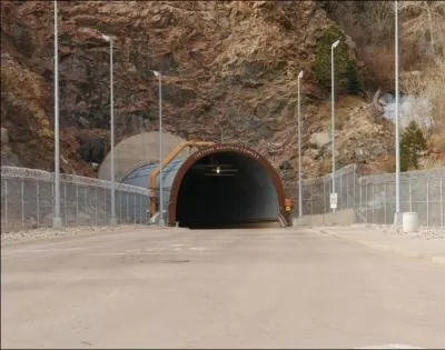 Quelle srie amricaine se droule justement dans le quartier gnral de cette organisation, qui se situe par ailleurs dans le complexe de Cheyenne Mountain, dont on aperoit ici l'entre ?