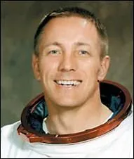 Cet ancien astronaute de la NASA, n  Denver, a particip  la mission catastrophique d'Apollo 13. Il fut incarn par Kevin Bacon dans le film du mme nom. C'est ...