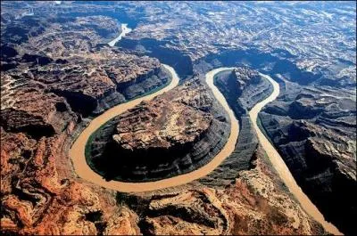 Quel fleuve du Colorado, qui prend naissance dans le parc national des montagnes Rocheuses, est  l'origine du creusement du Grand Canyon en Arizona ?