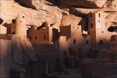 Ce parc national, patrimoine mondial de l'Unesco, est constitu de btiments troglodytiques construits par les amrindiens Pueblos sous les falaises d'un canyon. Il s'agit de ...