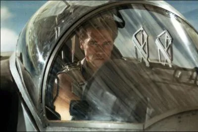 Tiens, Arnold est pilote de chasse, dans quoi ?