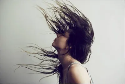Elle a chanté : Les cheveux dans le vent