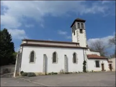 Nous sommes en Auvergne-Rh&ocirc;ne-Alpes devant l'&eacute;glise Saint-Laurent de Poncins. Village de l'arrondissement de Montbrison, dans le Forez, il se situe dans le d&eacute;partement ...