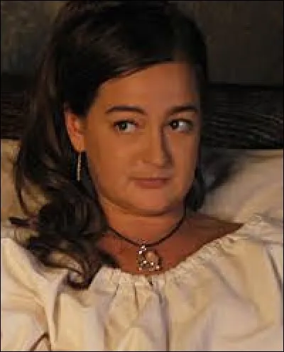 Une vraie vache à lait ; elle donne la tétée à son mioche à une heure du mat' :