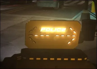 Sur le toit, cette rampe placée sur un gyrophare a pour fonction de baliser une zone de danger, par exemple. Quel véhicule de service a ce genre d'équipement parmi cette sélection de réponses ?