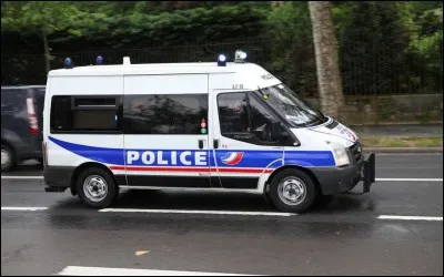 Le véhicule possède, comme pour ce fourgon de police, une sorte de gyrophare blanc. Qu'est-ce ?