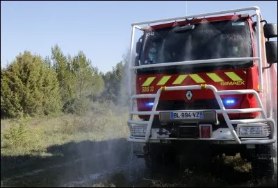Enfin, j'insiste pour vous montrer un truc vraiment cool ! Habituellement ce sont les pompiers qui ont cet atout...
En cas d'incendie, à bord du véhicule ou à l'extérieur comme un feu de forêt, il permet de réaliser une sorte de bulle de protection pour les personnes à bord ou d'éteindre le sinistre. 
Quel liquide est utilisé ?