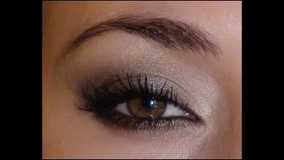 Dans l'Égypte ancienne, comment appelle-t-on le fard à paupières utilisé pour invoquer Hathor, déesse des festivités et de l'amour ?