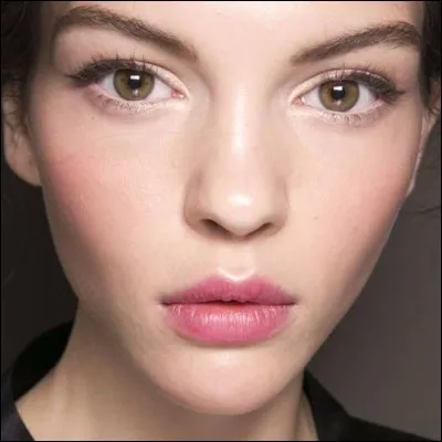 Quelle matière, dangereuse pour la santé, contenaient les cosmétiques jusqu'au début du XIXe siècle ?