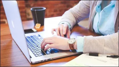 Si Marine peut taper 96 mots par minute, combien de mots peut-elle taper en une demi-heure ?