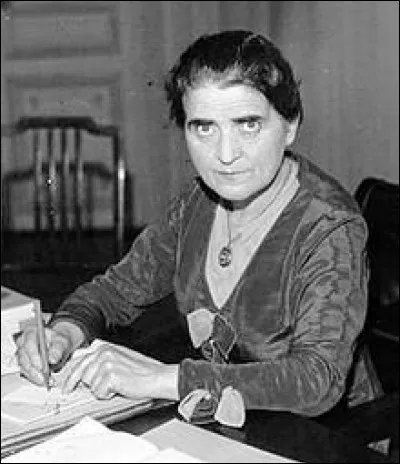 Cette femme politique a été, en 1936, l'une des premières femmes membre d'un gouvernement en France. C'est ... Lacore.