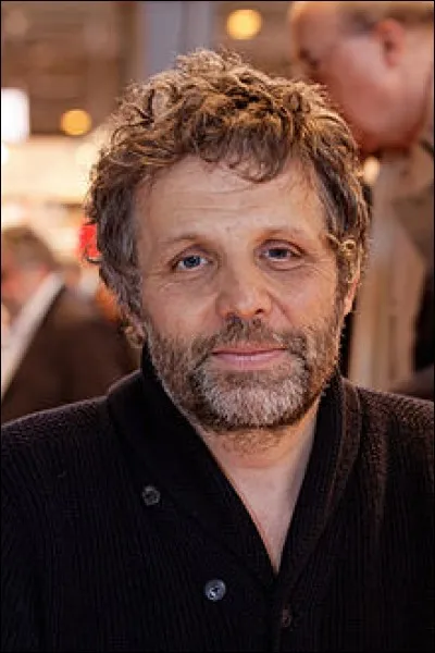 Cet humoriste, chroniqueur de radio et de télévision, au centre de plusieurs controverses sur les limites de l'humour, c'est ... Guillon.