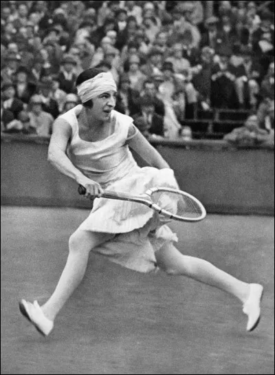 Cette joueuse de tennis, surnommée "la Divine", a été la première star internationale du tennis féminin : elle se prénomme ...