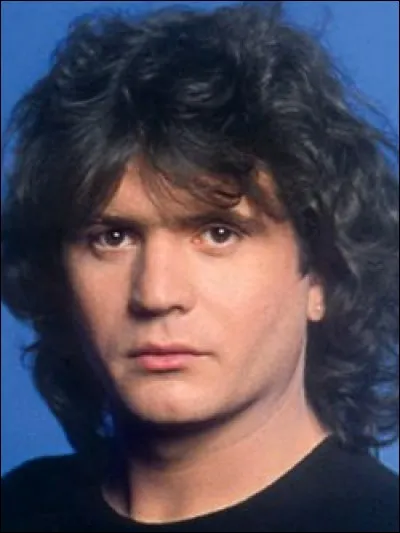 Complétez les paroles de cette chanson de Daniel Balavoine nommée "Mon Fils, ma bataille" : "Bien sûr c'est elle qui l'a porté
Et pourtant
C'est moi qui lui construis sa vie
Lentement
Tout ce qu'elle peut dire sur moi
N'est rien à côté du sourire qu'il me tend
L'absence a des torts
Que rien ne défend
C'est ...".