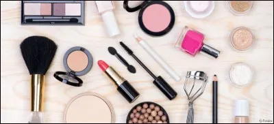 En plus d'être un grand nom du monde de la mode, Yves Saint Laurent a développé une gamme de produits de beauté et de soins.