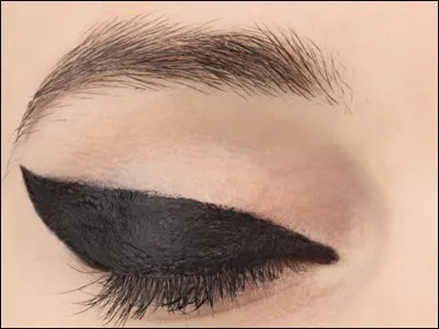 Sephora, à l'origine chaîne de magasins vendant les parfums et les cosmétiques d'autres marques, a développé sa propre marque de maquillage et de soins.