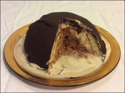 Sur l'image, vous pouvez voir une bombe glacée au chocolat.