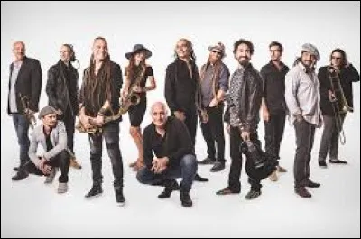 Qui chante ces paroles : 
"On vous souhaite tout le bonheur du monde
Et que quelqu'un vous tende la main
Que votre chemin évite les bombes
Qu'il mène vers de calmes jardins" ?