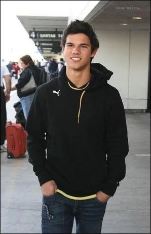 Quel personnage incarne  Taylor Lautner dans twilight ?