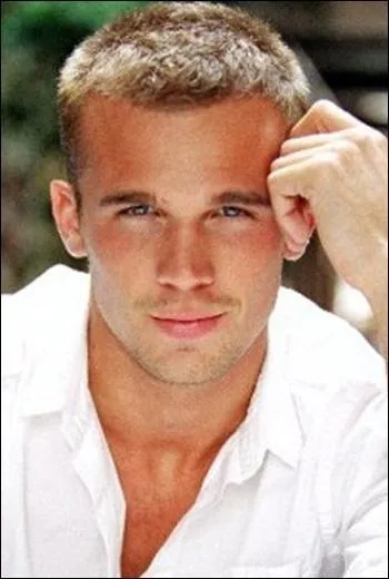 Quel personnage incarne  Cam gigandet  dans twilight ?