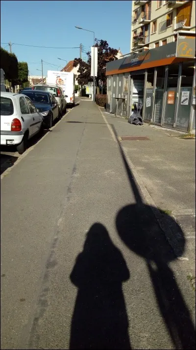 Si quelqu'un te suit dans la rue, tu :