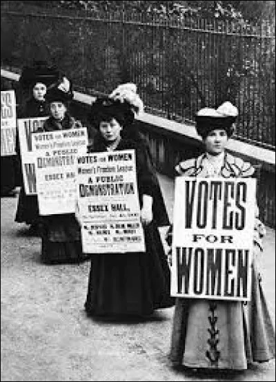 En quelle année les femmes britanniques ont-elles obtenu le droit de vote à partir de 30 ans ?
