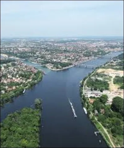 L'Oise conflue avec la Seine dans le département des Yvelines.