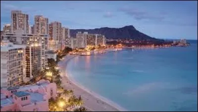 Honolulu, capitale d'Hawaï, est connue pour son quartier touristique sur la plage de Waikiki.