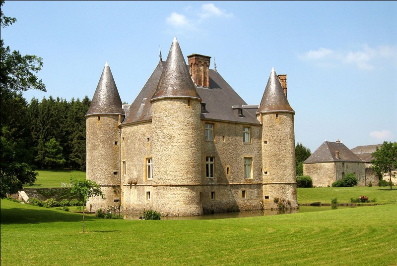 Quel château de l'Ariège a été le témoin du massacre des cathares au XIIIe siècle ?
